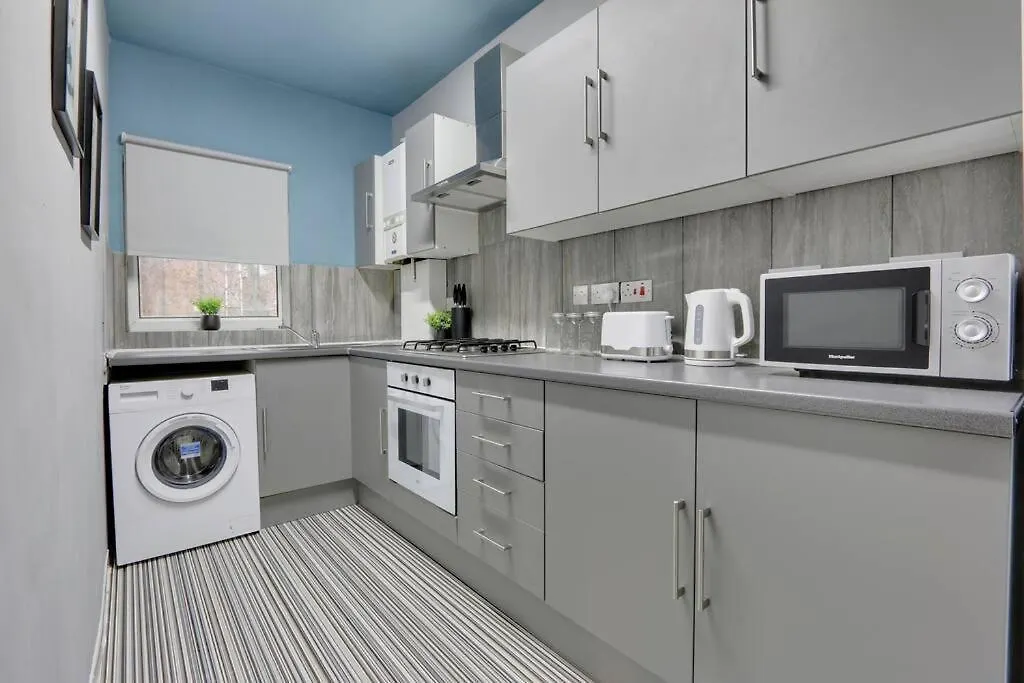 Spacious 2 Bed Apartment With Full Size Pool Table & Sky Sports - Sleeps Upto 8 - Close To City Centre With Free Parking - Hosted By Stay Host Save Sheffield
