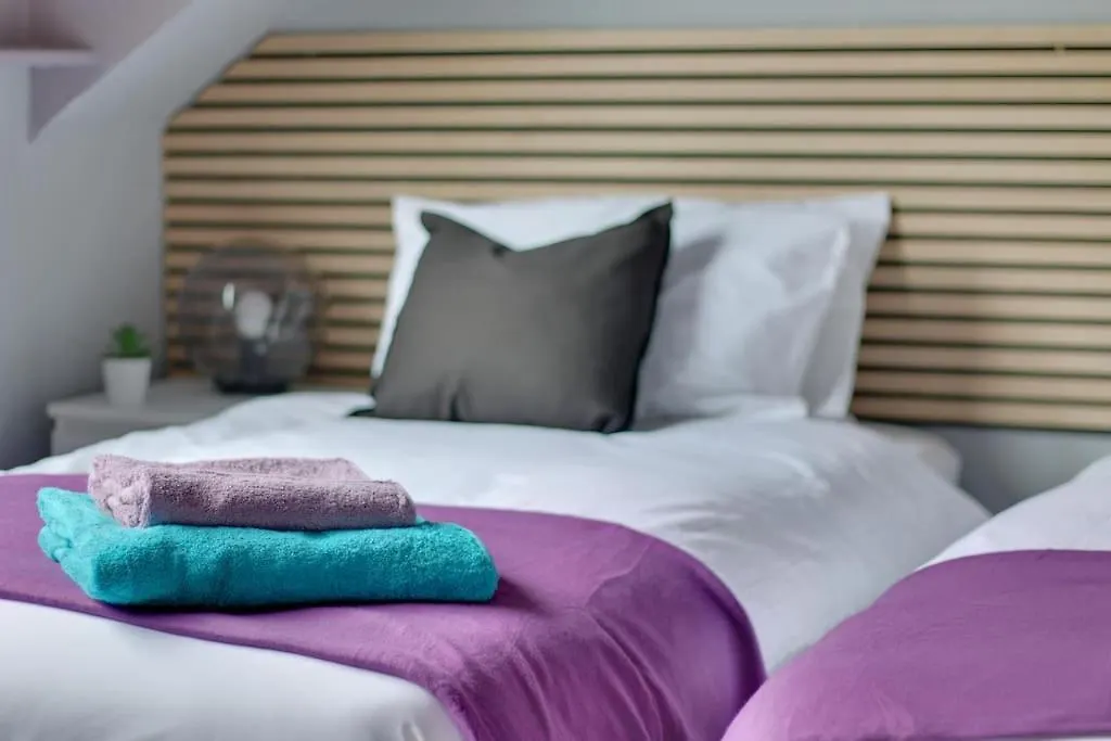 Spacious 2 Bed Apartment With Full Size Pool Table & Sky Sports - Sleeps Upto 8 - Close To City Centre With Free Parking - Hosted By Stay Host Save Sheffield